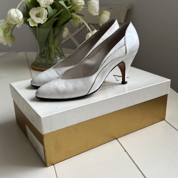 Vintage Gina London Pumps White with pearl effects, equivalent to 6 U.S - Picture 8 of 9